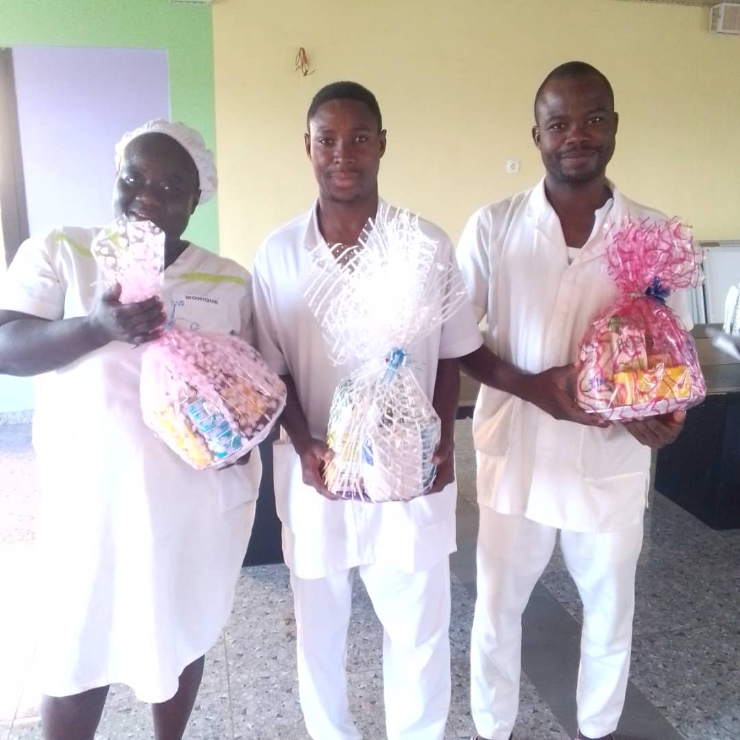 Distribution de kits alimentaires pour le personnel de la Grande Clinique Médicale Le Sphinx